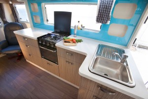 Sunliner 5th Wheeler 5N593 -kitchen